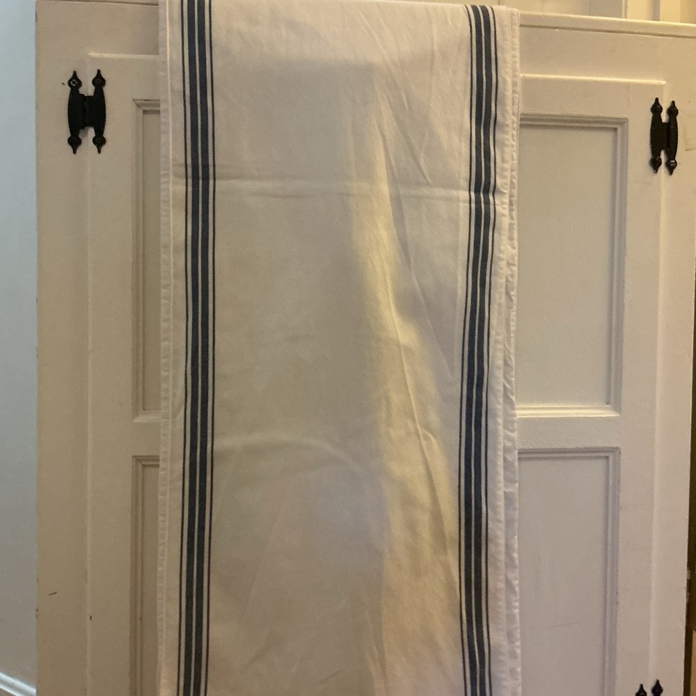 Williams Sonoma Crisp White Runner 108”/16”
